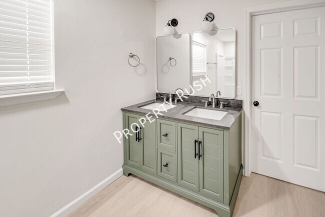 Building Photo - 1104 Queens Dr