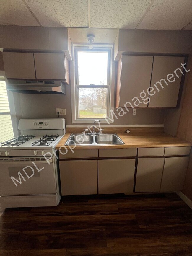 Building Photo - 401 Litchfield St