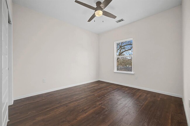 Building Photo - 803 4th St