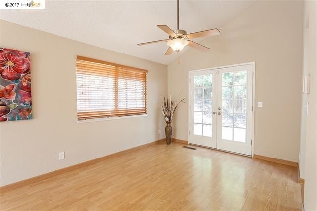 Building Photo - There Is No Place Like Home Like a Big Home