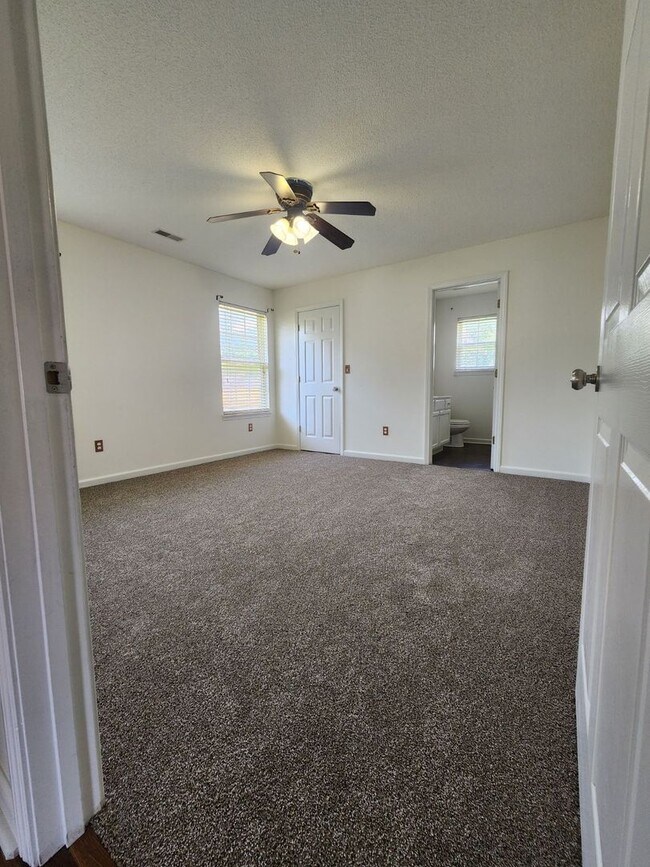 Building Photo - Single Family Home with Fenced Yard