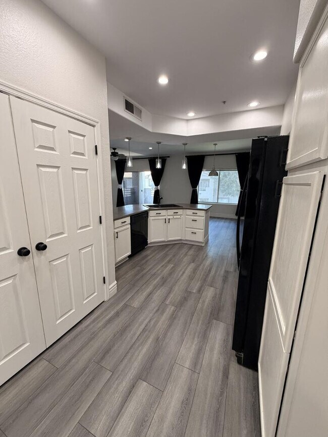 Building Photo - 7401 W Arrowhead Clubhouse Dr
