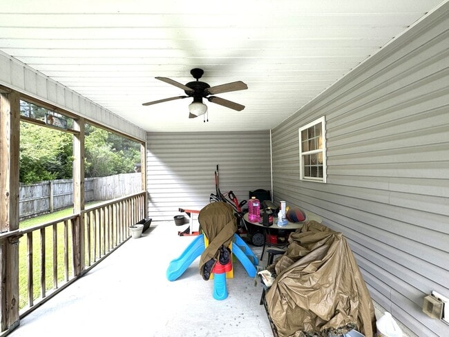 Building Photo - An adorable home within the City!