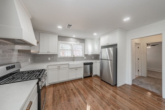 Building Photo - CHARMING HOME Close to TCU Campus!