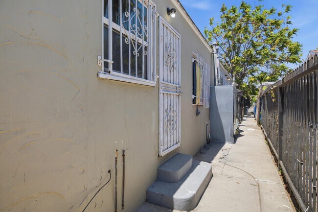 Building Photo - 612 E 87th St