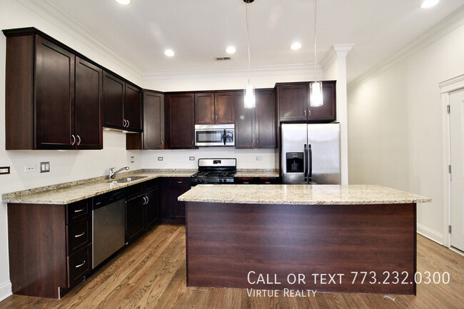 Building Photo - Fulton Market Condo-Quality 3 bedroom 2 ba...