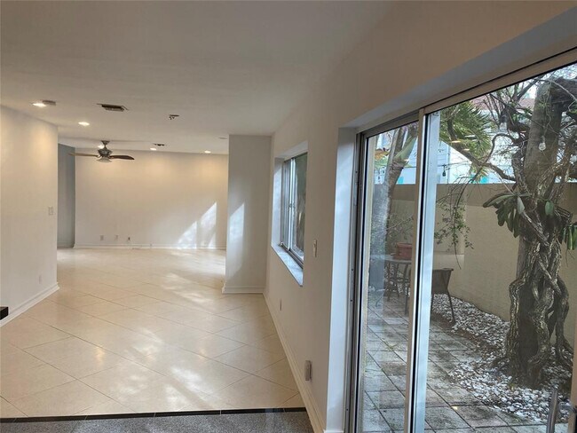 Building Photo - 101 SE 15th Ave