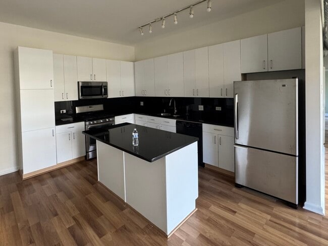 Building Photo - 1631 S Michigan Ave