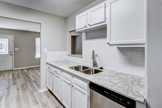 Building Photo - 10559 Royal Andrews Dr