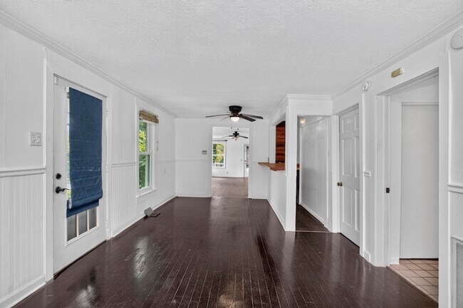 Building Photo - 3008 Lakeshore Dr