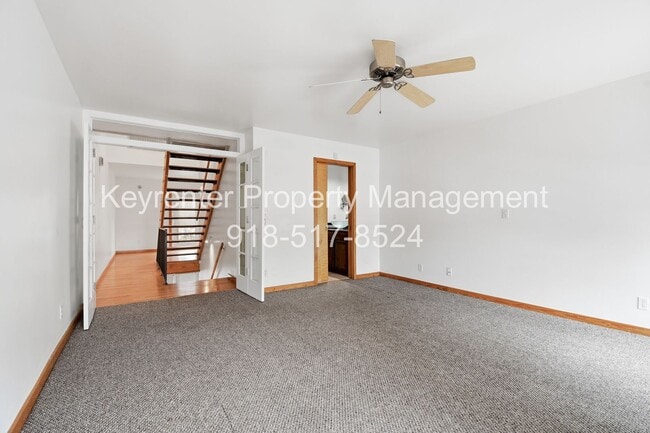 Building Photo - 2 Bed 2.5 Bath Right off Cherry Street!!