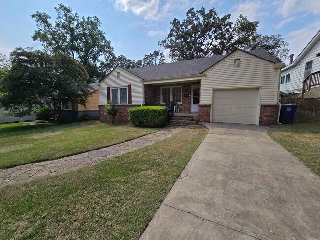 Building Photo - 3117 N Cypress St