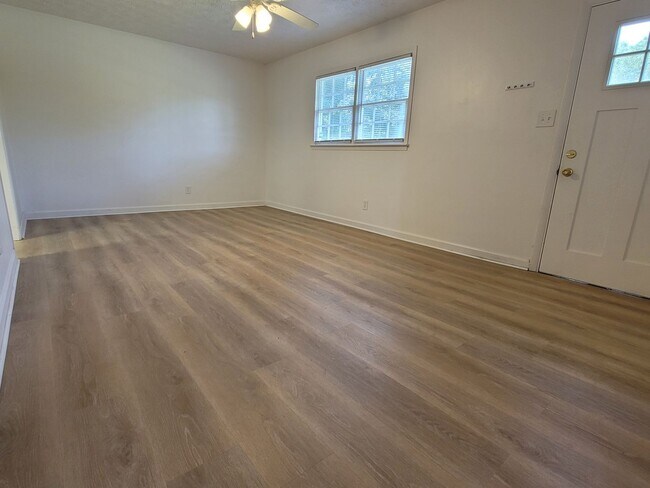 Building Photo - 2BD 1BA Home (Newly Renovated, Yardcare In...
