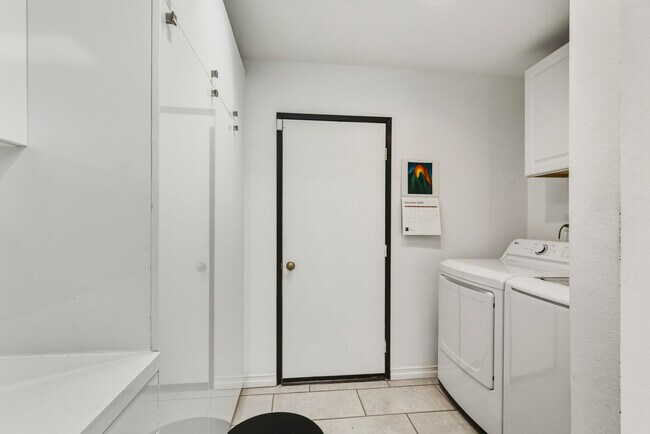 Building Photo - 1411 Via Isla