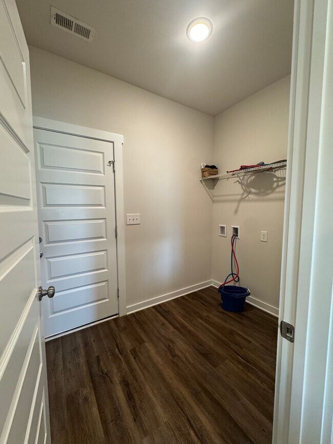 Building Photo - Spacious 3-Bedroom Home with Loft – Minute...