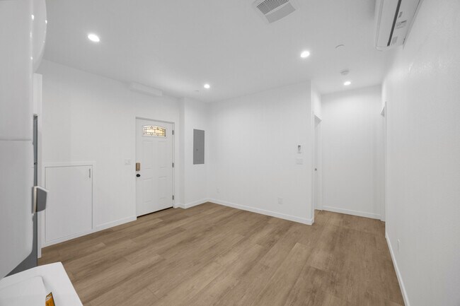 Building Photo - 308 N Catalina Ave