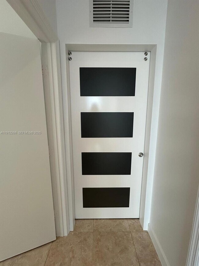 Building Photo - 2525 SW 3rd Ave