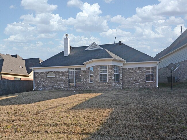 Building Photo - 3 bed, 2 bath with a Bonus room