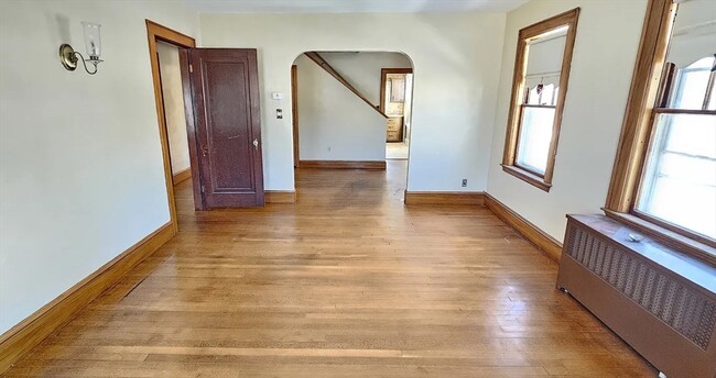 Building Photo - 1024 N Main St