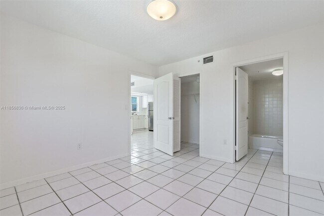 Building Photo - 3052 SW 27th Ave