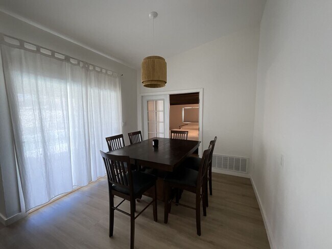 Building Photo - 2 bedroom 2 bath plus bonus room