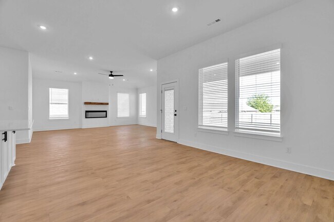 Building Photo - Brand-New 4 Bedroom in Siloam Springs! 3-C...