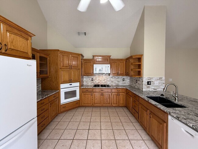 Building Photo - Right On The Green- 3 Bedroom Updated Home on Battle Creek