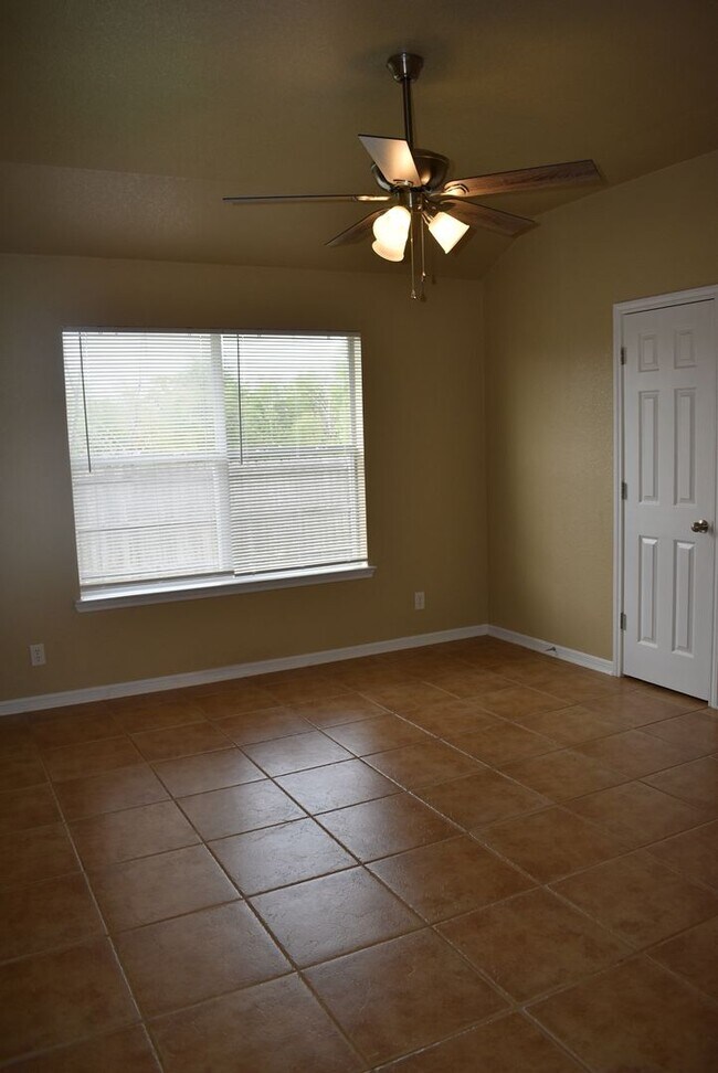Building Photo - 1600 Nicholas Cir