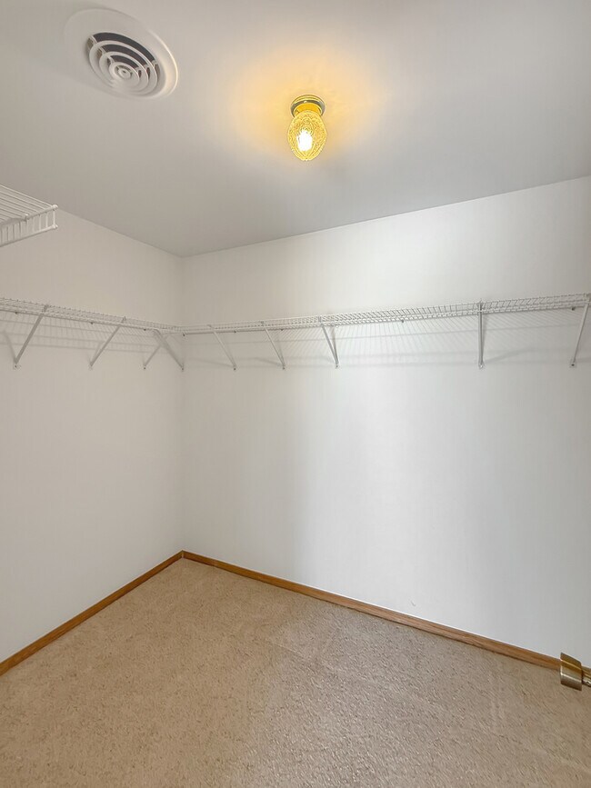 Building Photo - 33053 Pamrich Dr