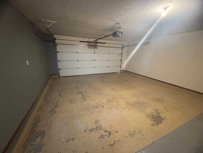 Building Photo - 3Bd 2Bth Home in the Sought-after Colonial...