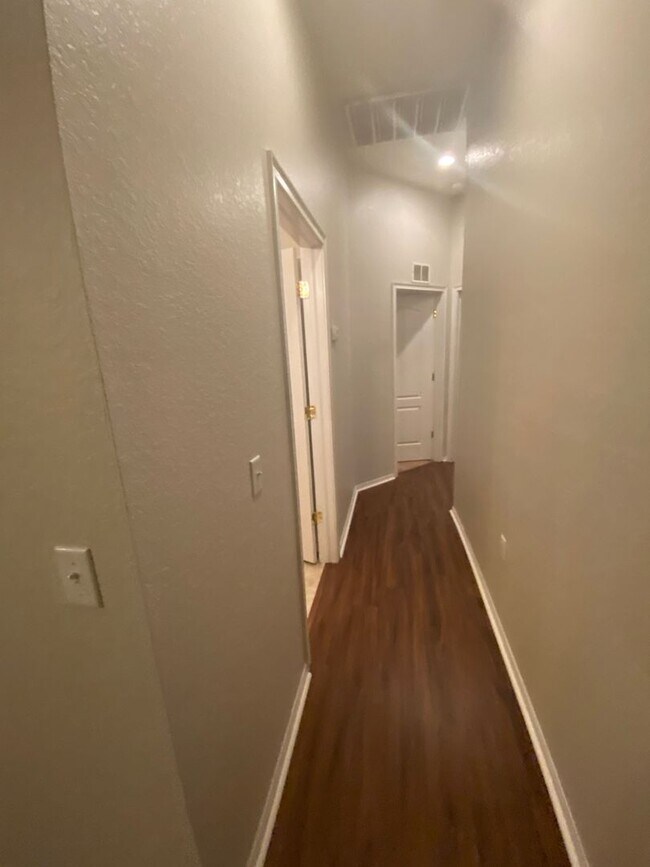 Building Photo - 4 Bedroom 2 Bath home in Winter Haven for RENT!