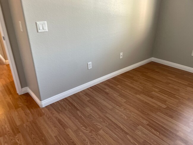 Building Photo - 2 bedroom upgraded condo in Silverado Ranch