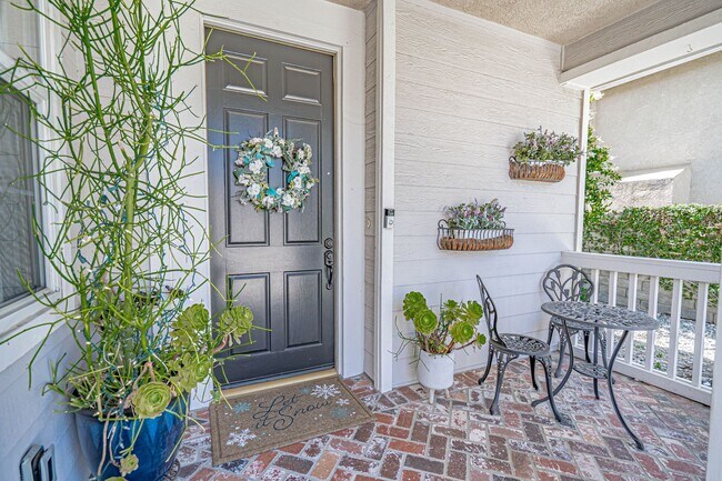 Building Photo - Expansive 5-Bedroom Home with Spa & Solar ...