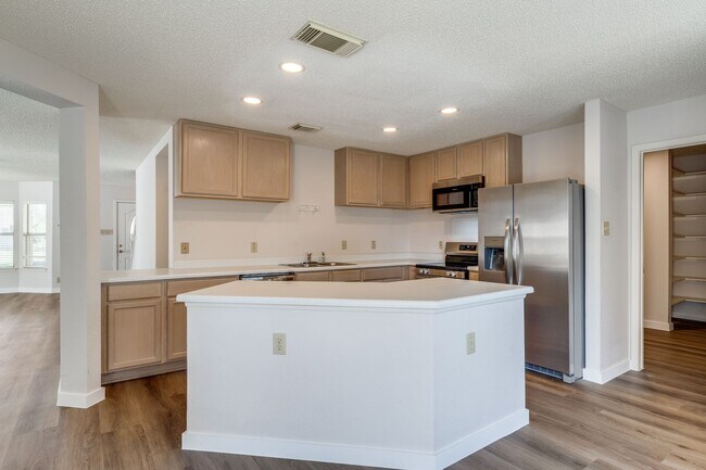 Building Photo - Amazing LOCATION! DeZavala & IH-10 Four Be...