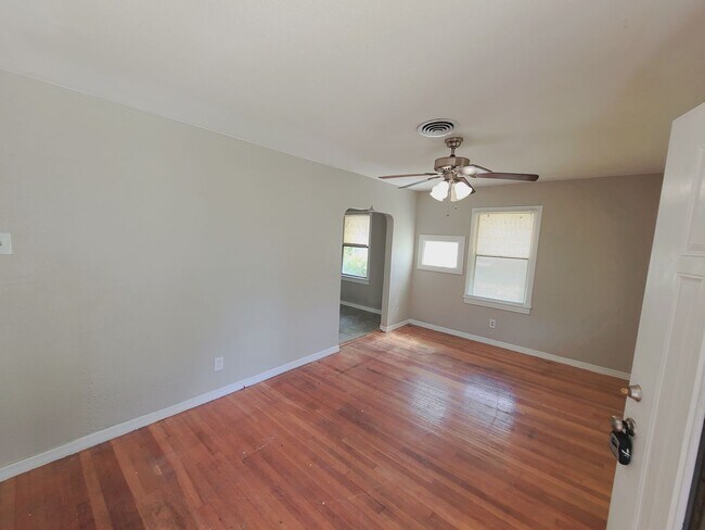 Building Photo - Three Bedroom One Bathroom Cottage in Palmetto Park, St. Petersburg