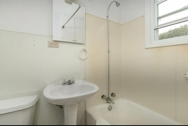 Building Photo - $895 - 2 bed 1 bath - Single Family Home