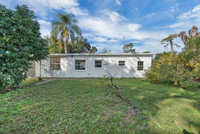 Building Photo - 833 Pinedale Ave