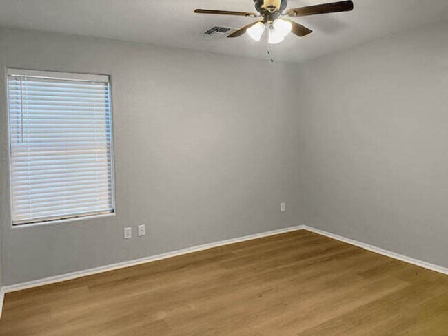 Building Photo - Solar makes this 4bedroom Goodyear home a ...