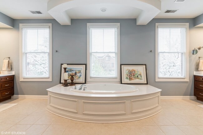 Building Photo - 2016 Valor Ct