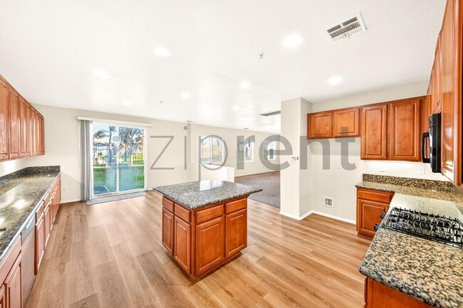 Building Photo - 6085 Medinah St