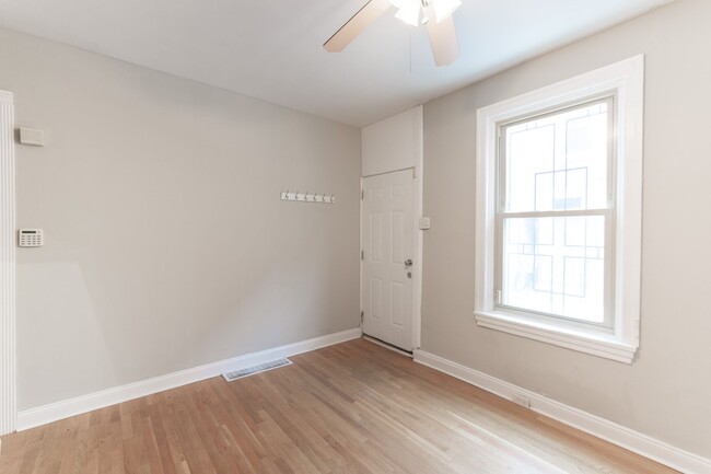 Building Photo - Three Bedroom Home in Graduate Hospital