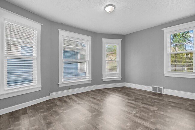 Building Photo - 720 W Edwards St