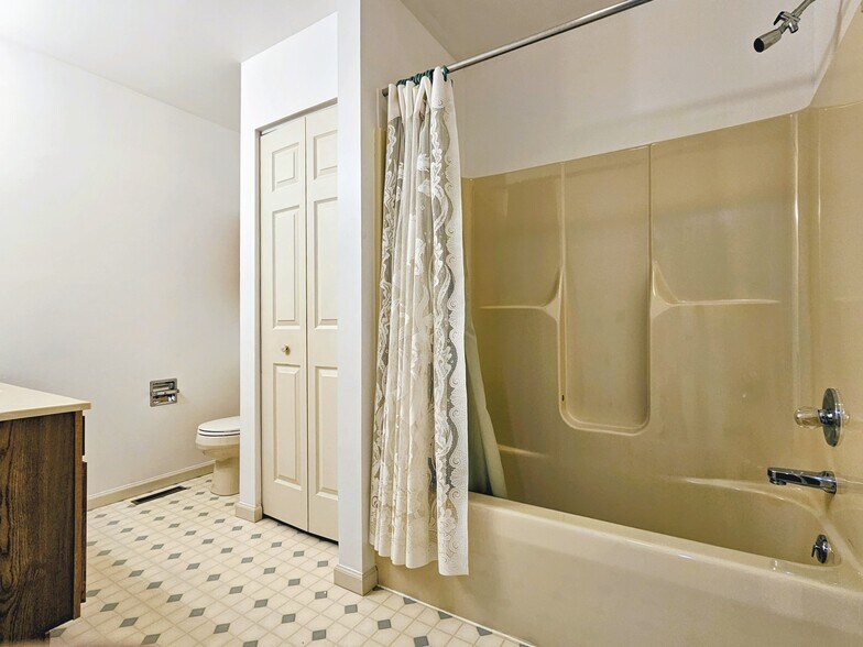 Building Photo - 357 Acorn Cir