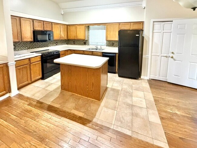 Building Photo - 876 Wood Cade Cove