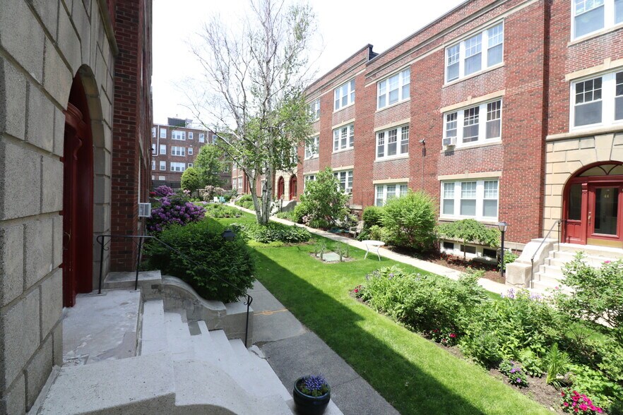 Building Photo - 36 Saint Paul St