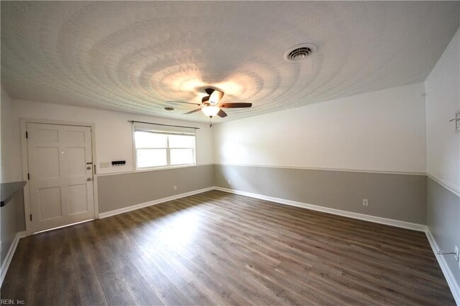 Building Photo - 823 Brentwood Dr