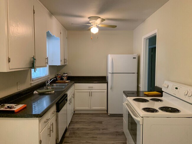 Building Photo - 3 BR between North Elm and North Church