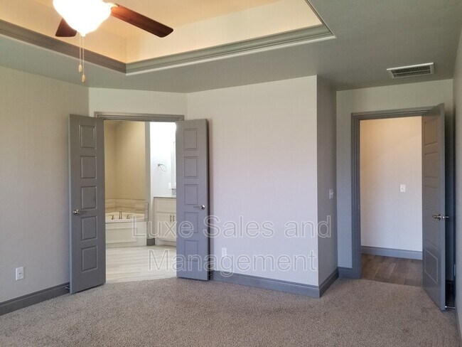 Building Photo - 1433 Kelley Pointe Pkwy