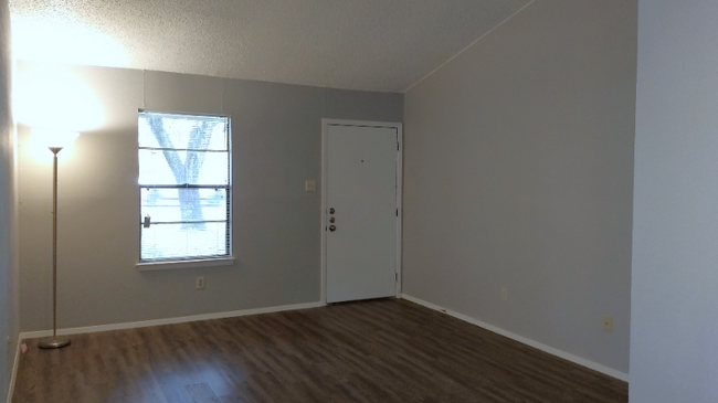 Building Photo - 1620 W Braker Ln