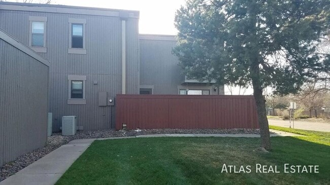 Building Photo - 1101 S Yosemite Way